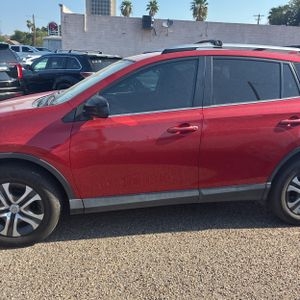 صورة 4 لـ 2017 Toyota RAV4 LE