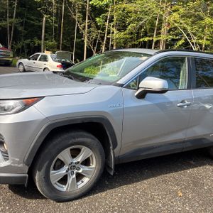 2019 Toyota RAV4 HYBRID XLE — фото 2