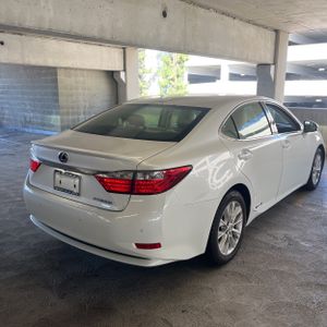 صورة 8 لـ 2013 Lexus ES 300H BASE