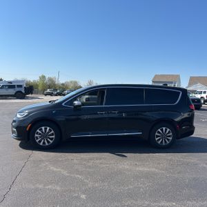 CHRYSLER PACIFICA HYBRID LIMITED - 3