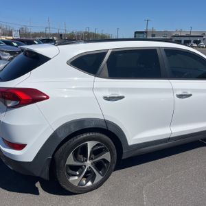 HYUNDAI TUCSON LIMITED - 9