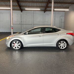 2013 Hyundai ELANTRA LIMITED photo 3