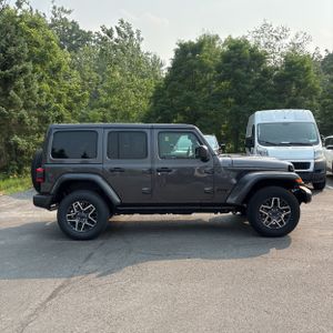 صورة 10 لـ 2025 JEEP WRANGLER SAHARA