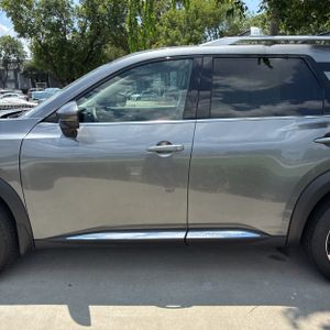 2025 Nissan PATHFINDER PLATINUM — фото 4