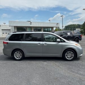 صورة 10 لـ 2012 Toyota SIENNA XLE 8-PASSENGER