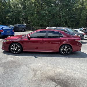 2018 Toyota CAMRY SE photo 3