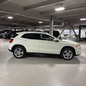 MERCEDES-BENZ GLA - 10