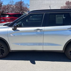 صورة 4 لـ 2025 Mitsubishi OUTLANDER PHEV SEL BLACK EDITION