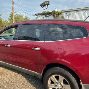 2010 Chevrolet TRAVERSE LT photo 6