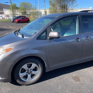 TOYOTA SIENNA - 2