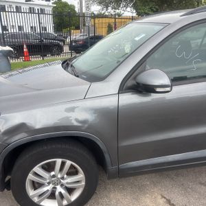 2017 Volkswagen TIGUAN 2.0T S — фото 2