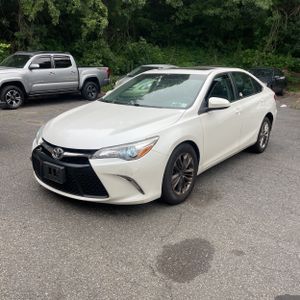 2017 Toyota CAMRY SE photo 1