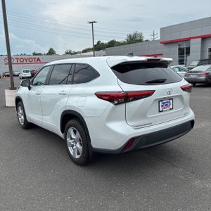 2023 Toyota HIGHLANDER LE photo 5