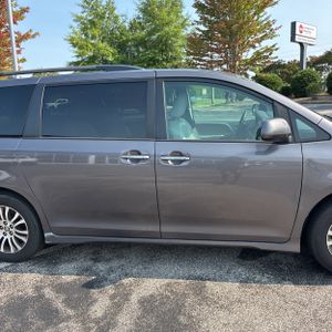 2020 Toyota SIENNA XLE 8-PASSENGER thumbnail 11