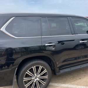 صورة 9 لـ 2020 Lexus LX 570 THREE-ROW