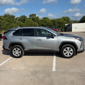 صورة 10 لـ 2025 Toyota RAV4 LE