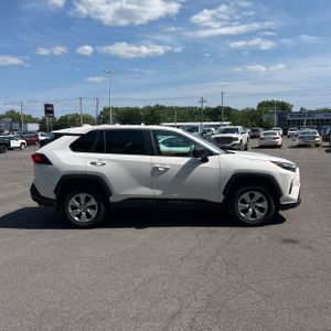 صورة 10 لـ 2023 Toyota RAV4 LE