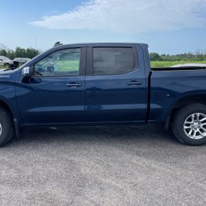 2023 Chevrolet SILVERADO 1500 LT 照片 4