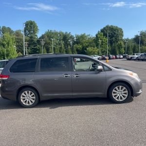 2011 Toyota SIENNA XLE 7-PASSENGER 照片 10