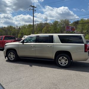 CHEVROLET SUBURBAN LT - 2