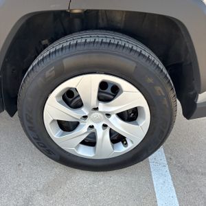 صورة مصغرة 18 لـ 2025 Toyota RAV4 LE