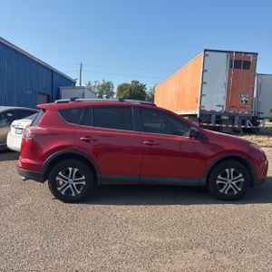 صورة 10 لـ 2017 Toyota RAV4 LE