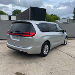 CHRYSLER PACIFICA TOURING L - 8