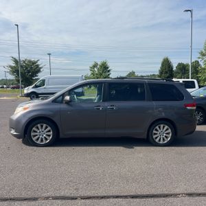 2011 Toyota SIENNA XLE 7-PASSENGER 照片 3