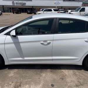 2020 Hyundai ELANTRA SE photo 3