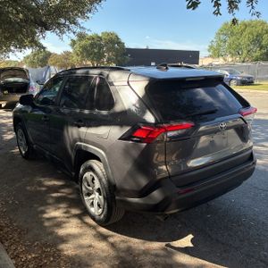 2021 Toyota RAV4 LE 照片 5