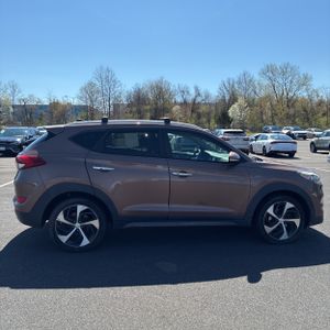 HYUNDAI TUCSON LIMITED - 10