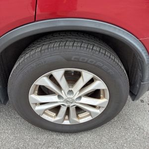 2015 Nissan ROGUE SV thumbnail 18