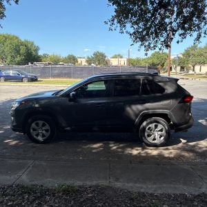 2021 Toyota RAV4 LE 照片 3