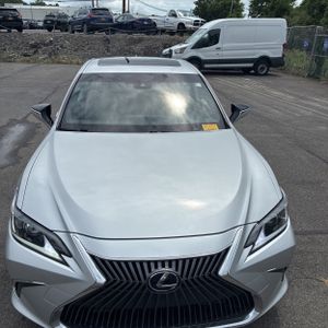 صورة مصغرة 15 لـ 2019 Lexus ES 300H BASE
