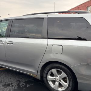 2011 Toyota SIENNA LE 8-PASSENGER — фото 6