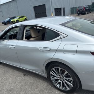 صورة 6 لـ 2019 Lexus ES 300H BASE