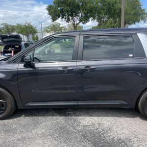 2025 KIA CARNIVAL LXS photo 4
