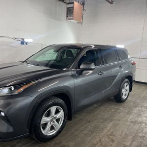 2021 Toyota HIGHLANDER LE photo 3