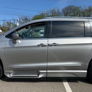 CHRYSLER PACIFICA TOURING L - 4