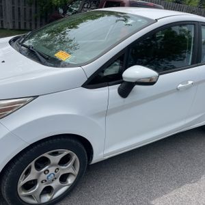 FORD FIESTA SEL - 2