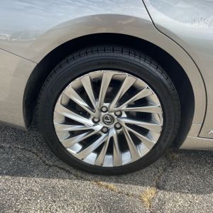 صورة 19 لـ 2019 Lexus ES 300H LUXURY