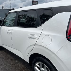 2023 KIA SOUL LX photo 6