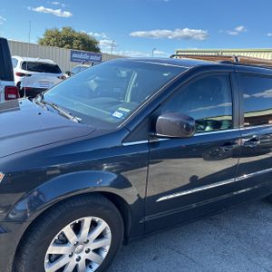 CHRYSLER TOWN AND COUNTRY TOURING - 2