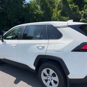صورة 6 لـ 2023 Toyota RAV4 LE