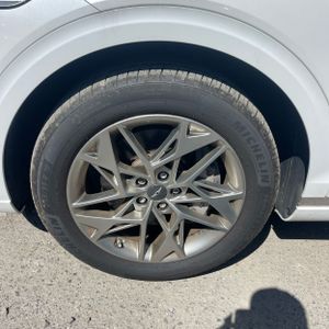 صورة 17 لـ 2025 Genesis GV70 2.5T STANDARD