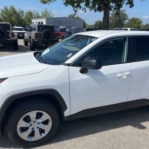 صورة 2 لـ 2024 Toyota RAV4 LE