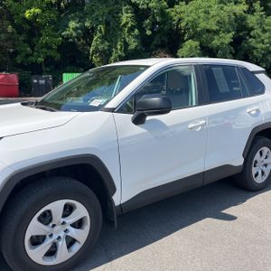 صورة 2 لـ 2023 Toyota RAV4 LE