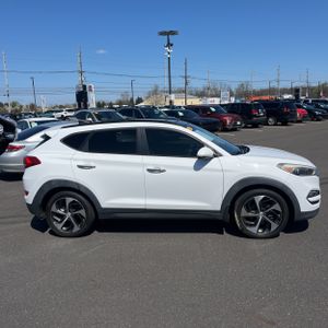 HYUNDAI TUCSON LIMITED - 10