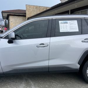 صورة 4 لـ 2024 Toyota RAV4 XLE PREMIUM