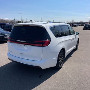CHRYSLER PACIFICA TOURING L - 8